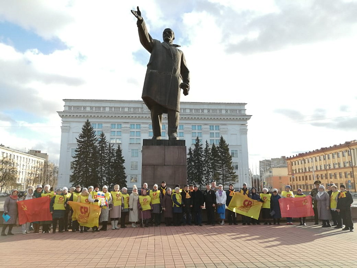 7 ноября в Кемерово социалисты возложили цветы к памятнику основателя советского государства В. И. Ленина