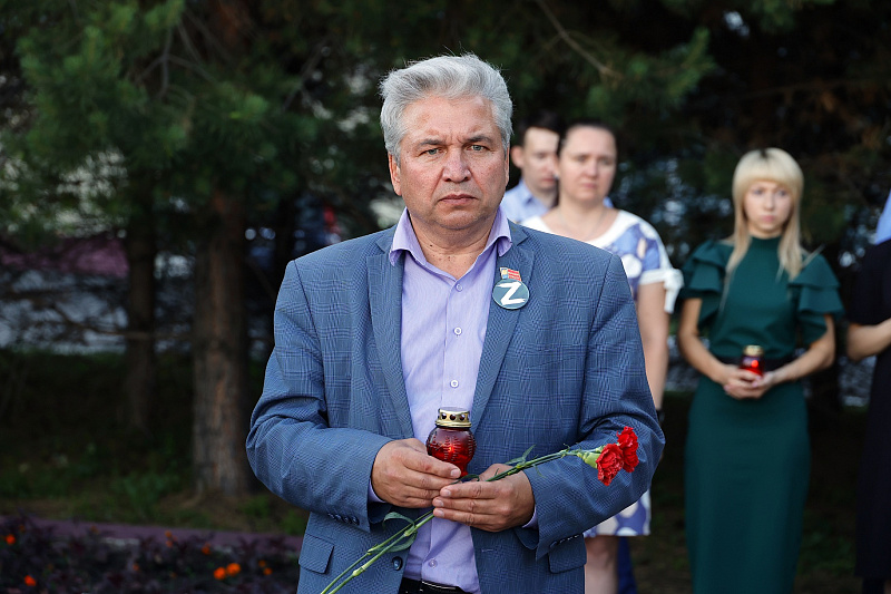 Юрий Скворцов вместе с депутатами парламента Кузбасса, сотрудниками и ветеранами Кемеровского механического завода принял участие во всероссийской акции «Свеча памяти».